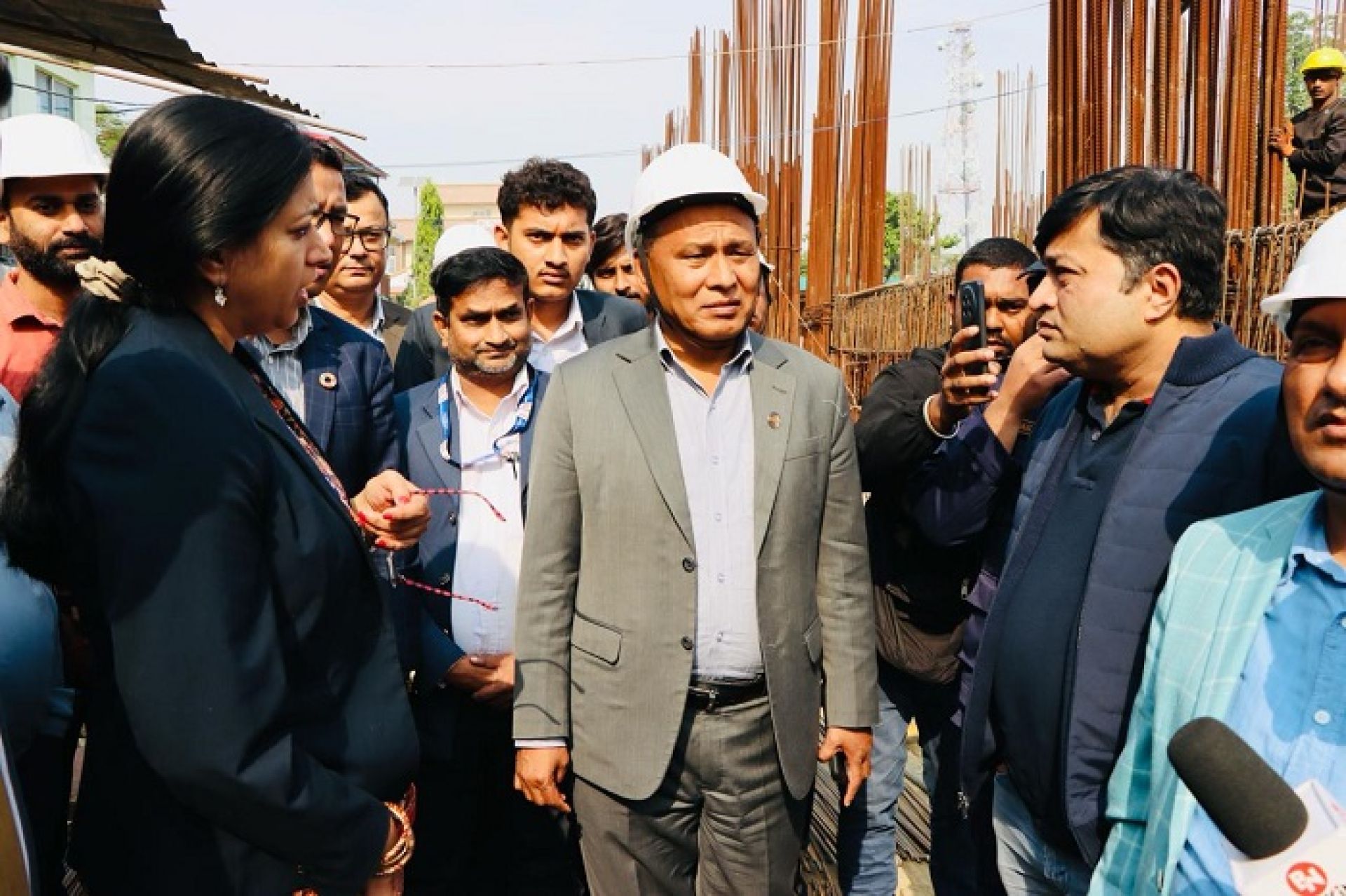 मन्त्री घिसिङद्वारा कोशी अस्पतालको निर्माणाधीन भवन निरीक्षणः कामको गति बढाउन र लापरबाही नगर्न निर्देशन